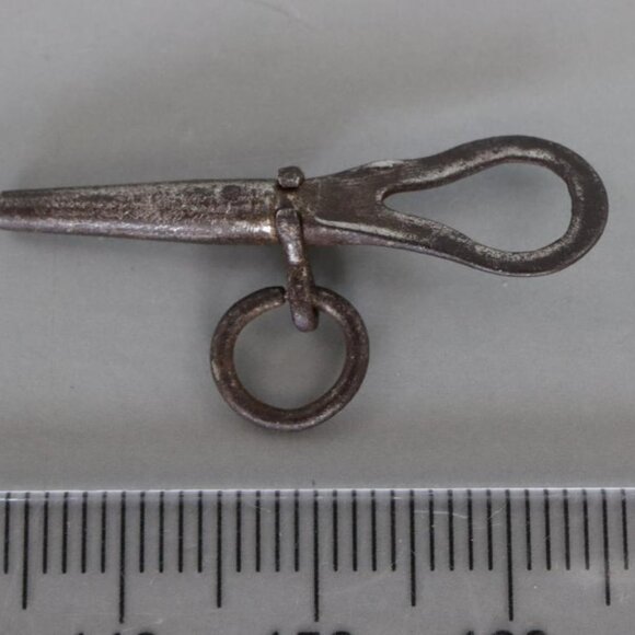 ANTIQUE HAND PAINTED PORCELAIN AND GOLD GILT CLOCK WITH KEY AND CASE - Picture 2 of 8